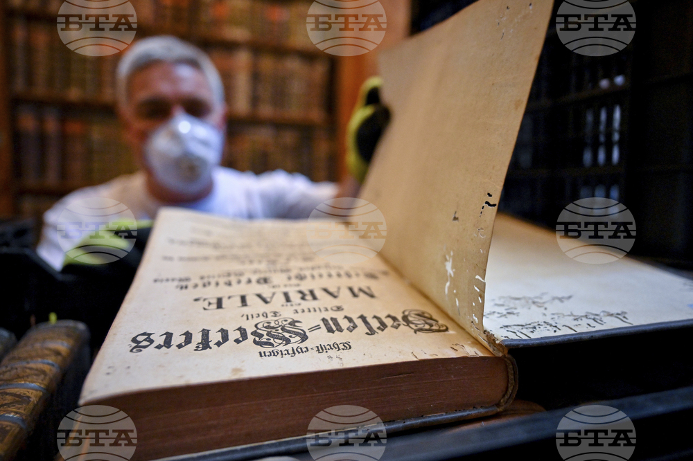 Най-старата библиотека в Унгария се бори с нашествие от бръмбари, застрашаващи десетки хиляди книги