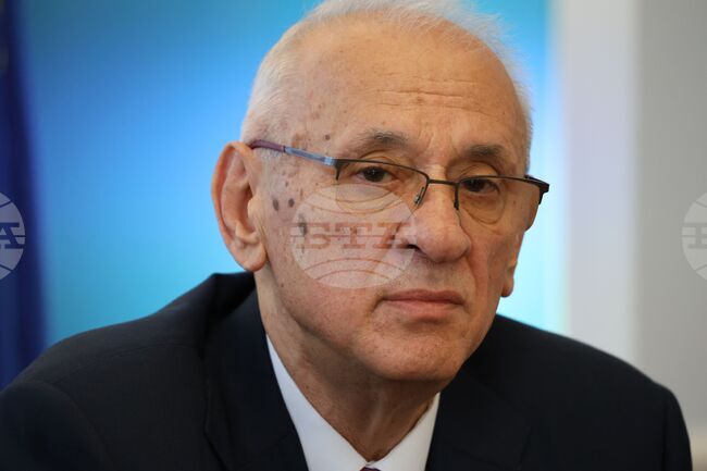 Health Minister Orders Drug Prices to Be Published in Euro Ahead of Currency Transition