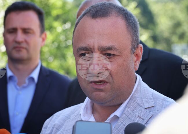 Засегнати от водния режим са 162 000 души, каза регионалният министър Иван Иванов