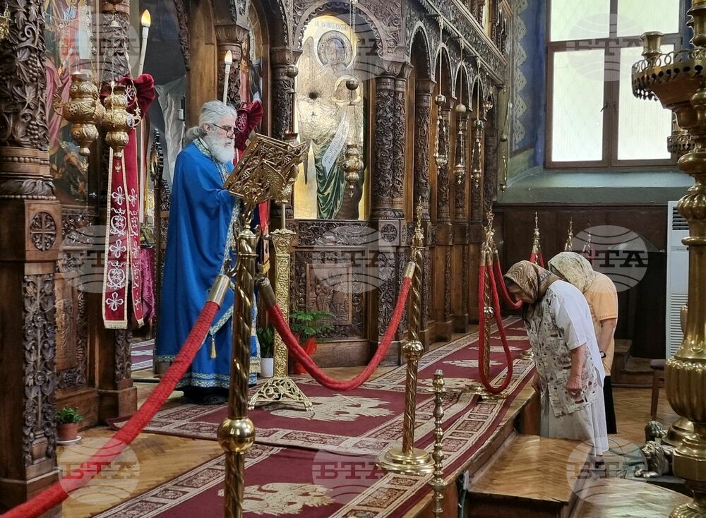 Ямбол - храм „Св. Николай Чудотворец” - литургия