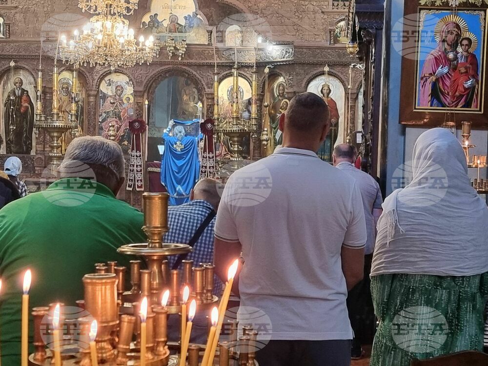 Ямбол - храм „Св. Николай Чудотворец” - литургия