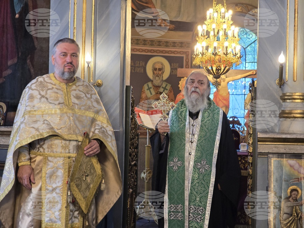Човекът е предназначен да бъде храм на Бога, каза в проповедта си отец Красимир в плевенския храм „Света Параскева“