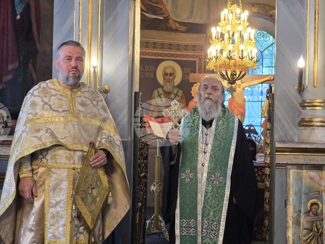 Човекът е предназначен да бъде храм на Бога, каза в проповедта си отец Красимир в плевенския храм „Света Параскева“