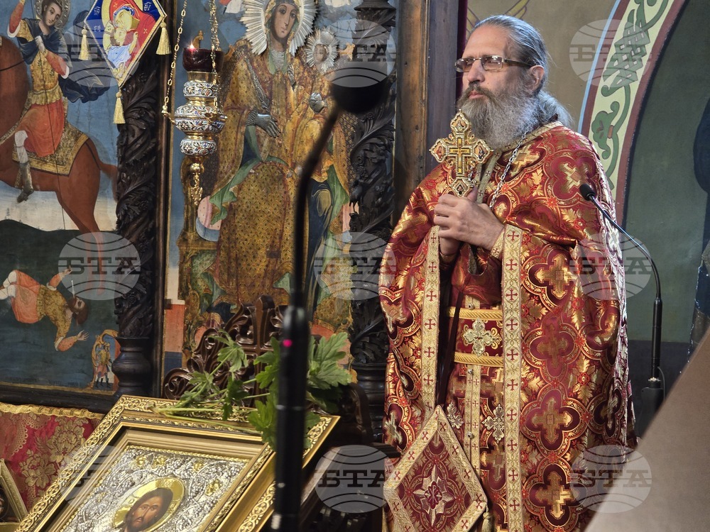 Нека бъдем светлина, призова отец Серафим в катедралния храм "Свети Димитър" в Сливен