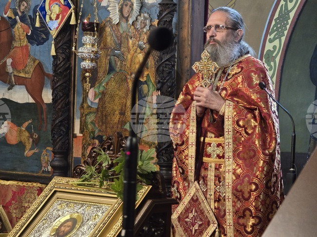 Нека бъдем светлина, призова отец Серафим в катедралния храм "Свети Димитър" в Сливен