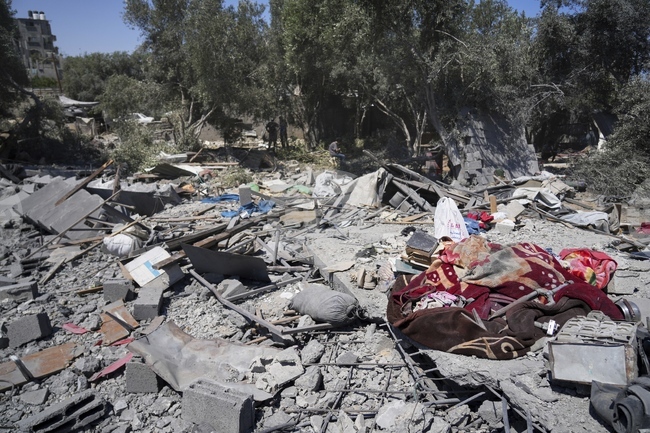 Най-малко 30 души бяха убити при израелски удари в Газа, съобщиха местните здравни власти