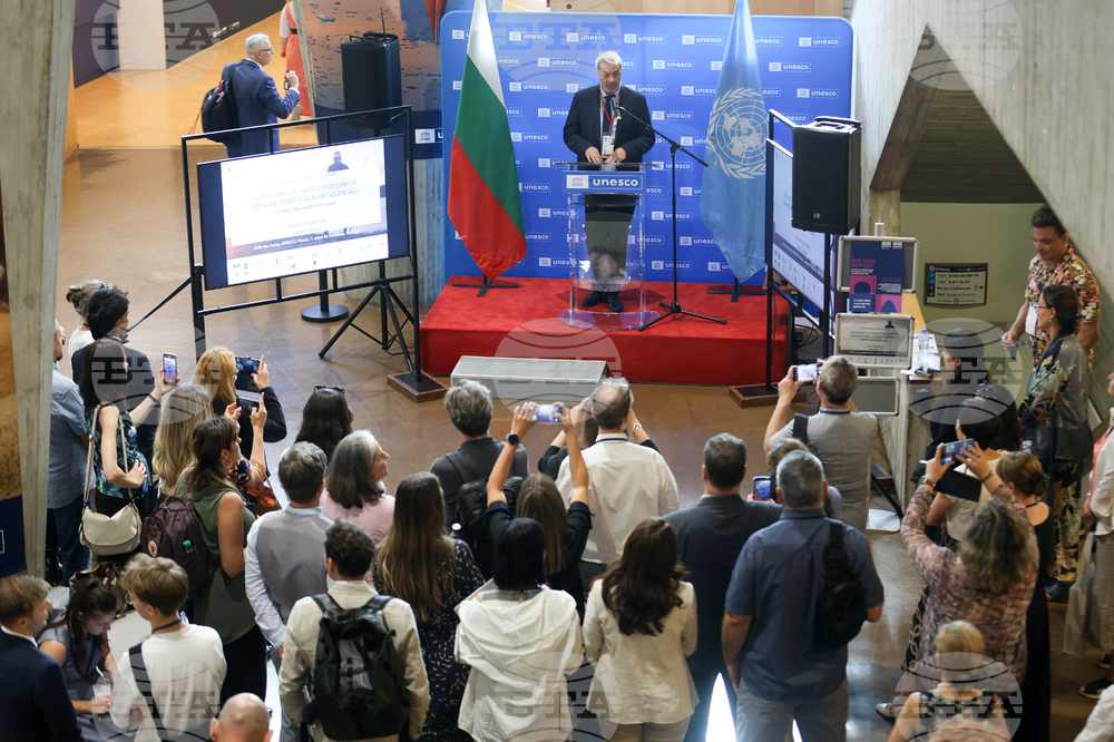 France - Paris - UNESCO - lecture