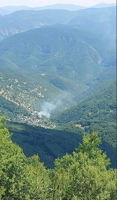 Огнеборци и служители на горското стопанство гасят пожар в пловдивското село Косово