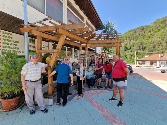 Жители на девинския квартал "Настан" се оплакаха, че пият вода от реката