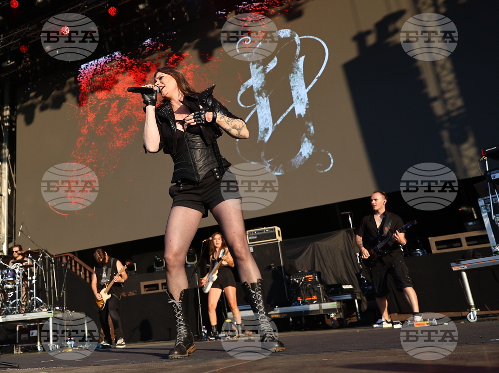 Село Могилово - "Midalidare Rock In The Wine Valley 2025" - рок фестивал - група - "Floor Jansen"