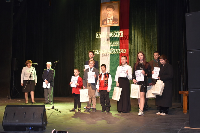 Кметът на Ловеч към участниците в конкурса-рецитал за Левски: Вие сте бъдещето на България