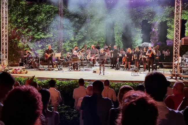 Лили Иванова е единствената, която докосва сърцето със своите песни, казаха зрители на концерта й във Варна