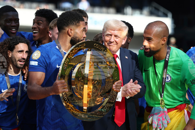 Палмър за Тръмп на подиума по време на връчването на трофея за Световното клубно първенство: „Бях объркан“