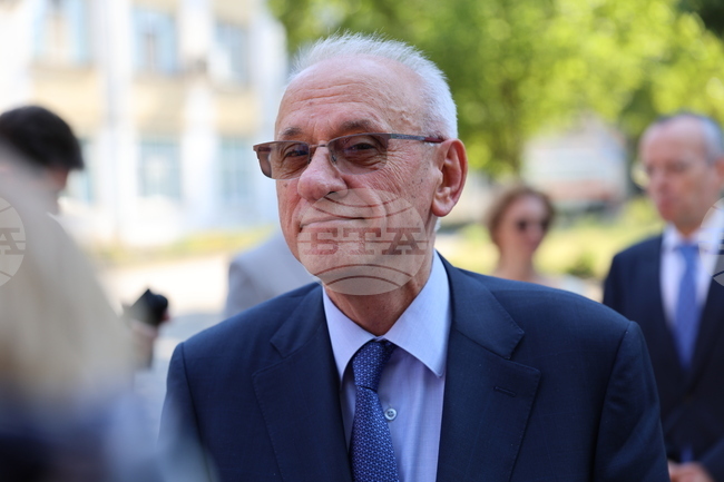 Има обществен съвет, който участва в дейностите на здравната инвестиционна компания, за детската болница, каза министър Силви Кирилов