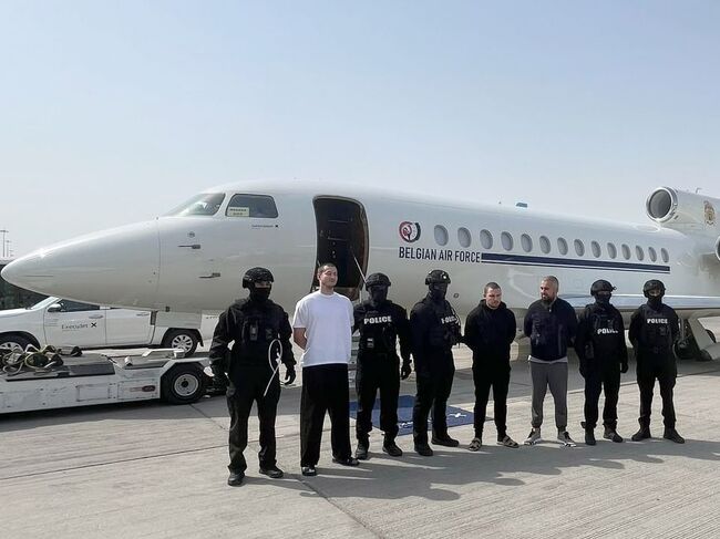 УАМ: ОАЕ екстрадираха в Белгия трима белгийски граждани, издирвани за трафик на наркотици 
