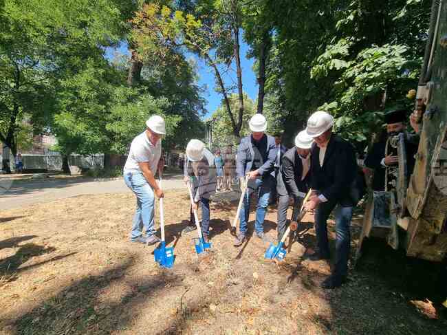 Със символична първа копка започна ремонтът на парк "Пети октомври" в центъра на Стара Загора