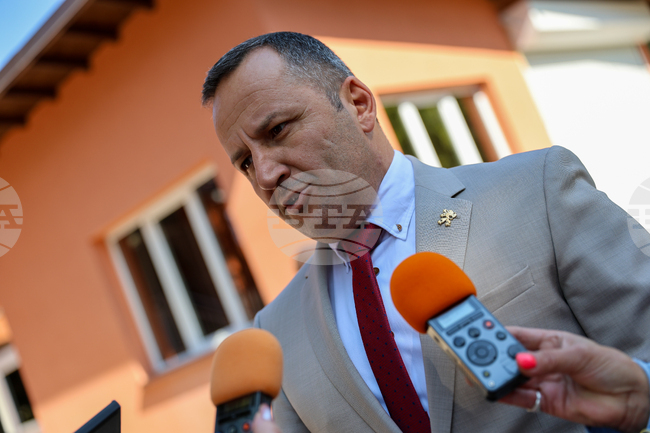 Пожарът в землището на село Илинденци остава сложен и голям, каза областният управител Георги Динев