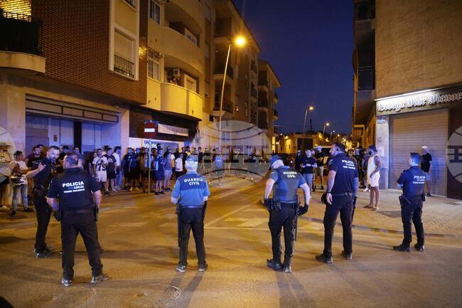 Осем души бяха арестувани след сблъсъци между крайнодесни активисти и мигранти в Испания