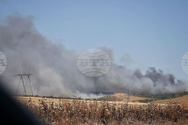 По първоначална информация четири вилни постройки горят в местността Острицата край Бургас, задейства се системата BG-Alert