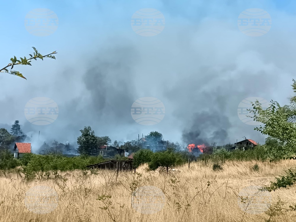 По първоначална информация четири вилни постройки горят в местността Острицата край Бургас, съобщиха от полицията