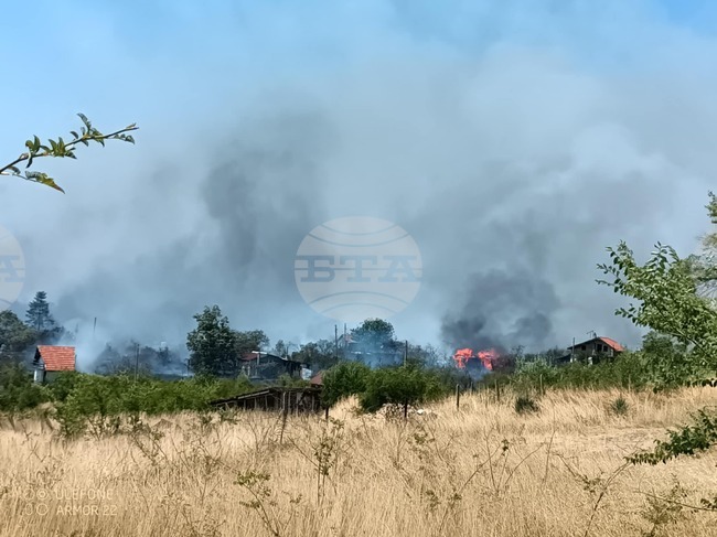 По първоначална информация четири вилни постройки горят в местността Острицата край Бургас, съобщиха от полицията