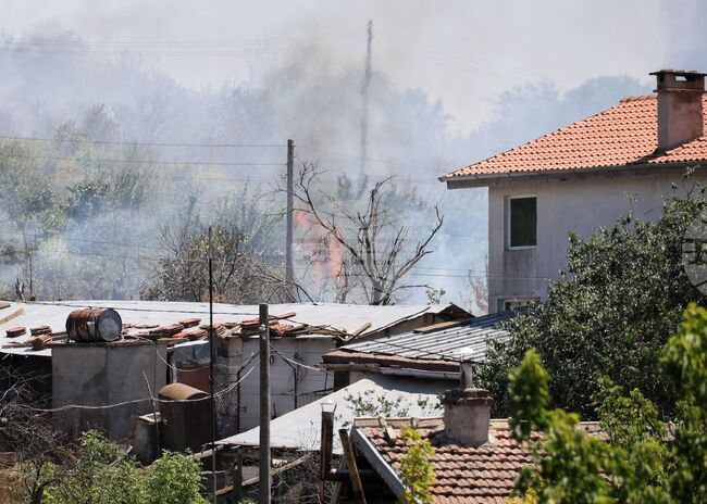 До момента са изгорели 25 къщи в бургаската местност Острицата, властите евакуират хората в района