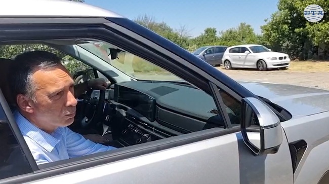 До момента са изгорели 25 къщи в бургаската местност Острицата, властите евакуират хората в района