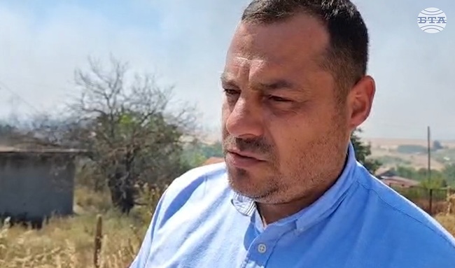 Около 30 вили и постройки са изгорели в бургаската местност Острицата, спасени са млада жена с две малки деца 