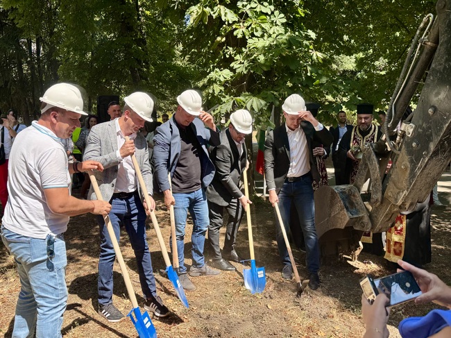 Областна администрация Стара Загора: Областният управител д-р Неделчо Маринов и зам. областният управител Петко Карагитлиев присъстваха на първа копка по приоритетен проект за подобряване на градската среда в парк „Пети октомври“ в Стара Загора