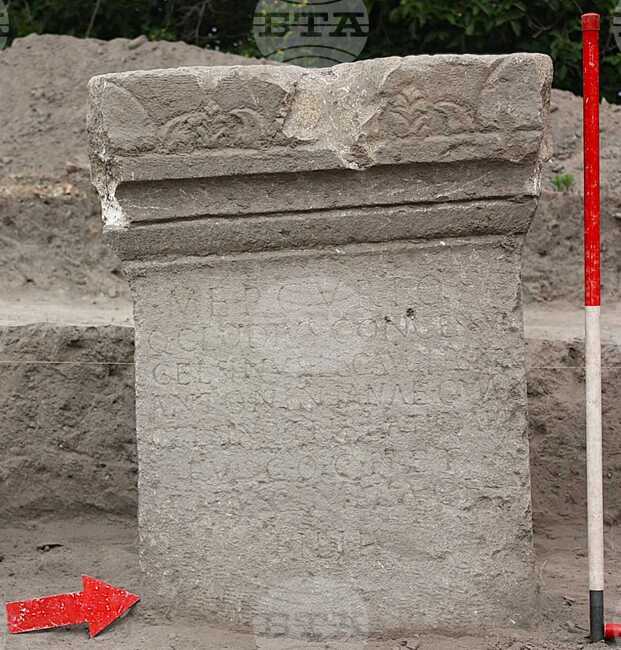 Постамент с надпис, посветен на бог Меркурий, откриха археолози в Нове