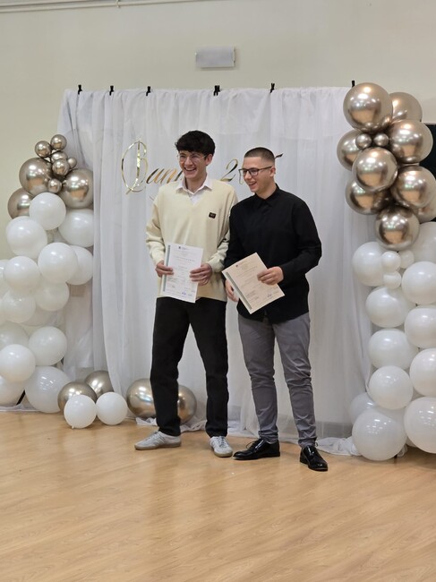 Училище „Елин Пелин” в испанския град Паленсия изпрати първите си абитуриенти