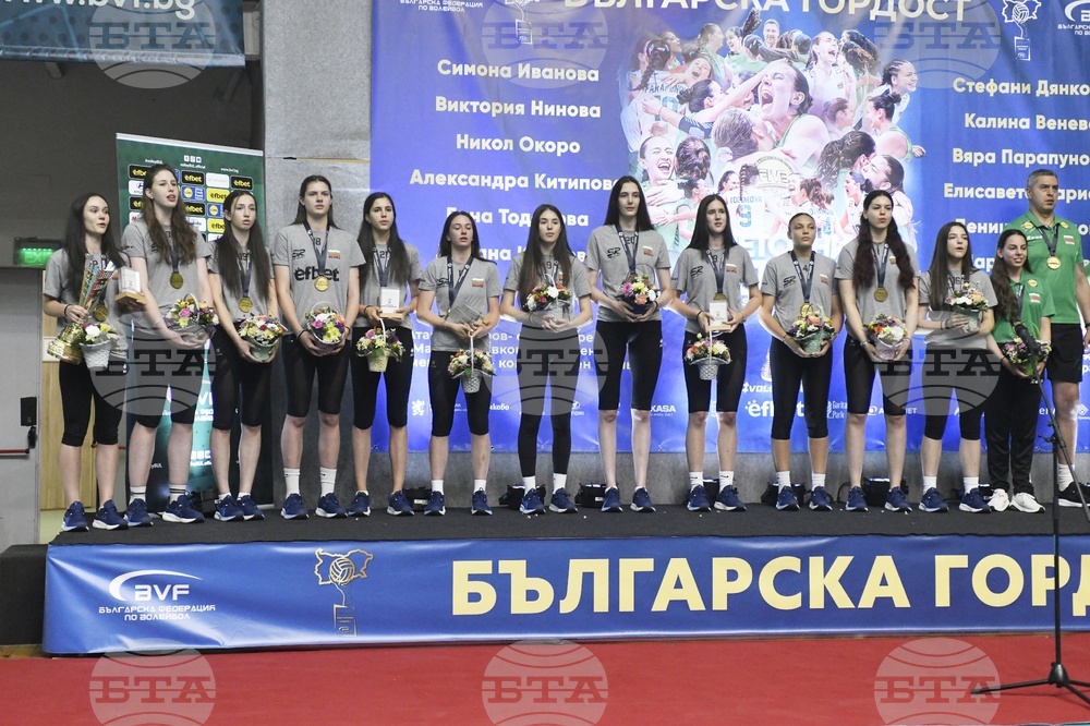 Зала "Христо Ботев" - световни шампионки по волейбол до 19 години - посрещане