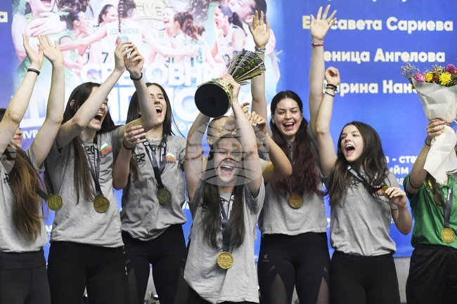 Националният отбор на България по волейбол за жени до 19 години ще бъде удостоен с Почетен плакет на президента 