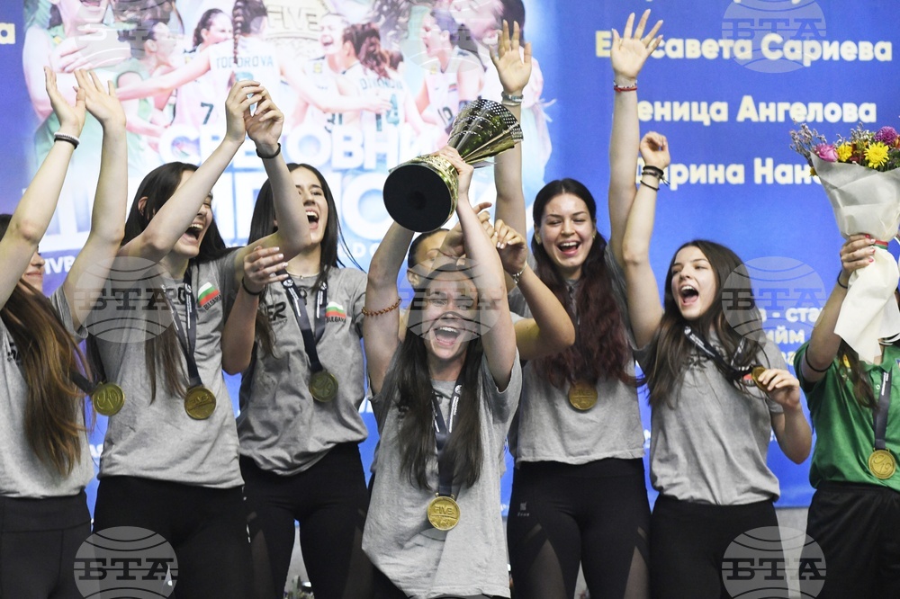 Зала "Христо Ботев" - световни шампионки по волейбол до 19 години - посрещане