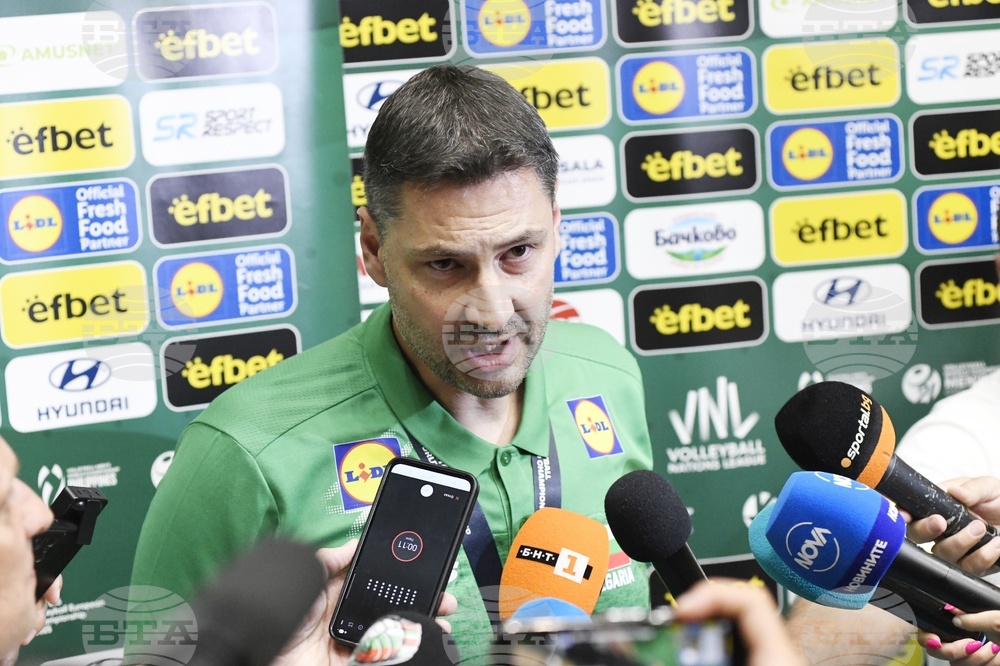 Зала "Христо Ботев" - световни шампионки по волейбол до 19 години - посрещане