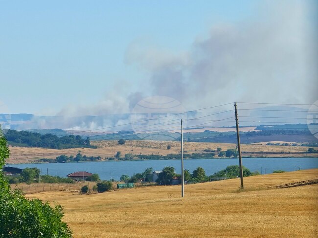 Огнеборци, доброволци и земеделци гасят пет активни огнища край созополските села Габър, Зидарово и Присад 