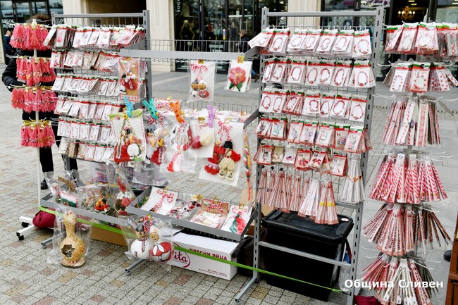 Община Сливен: Близо 60 търговци ще участват в традиционния базар за мартеници в Сливен