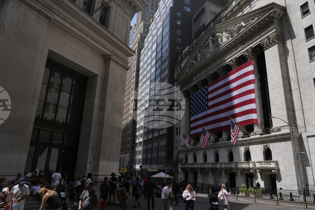 С ръстове започна търговията на Уолстрийт, като индексите S&P 500 и Nasdaq са напът към нови рекорди в началото на сесията