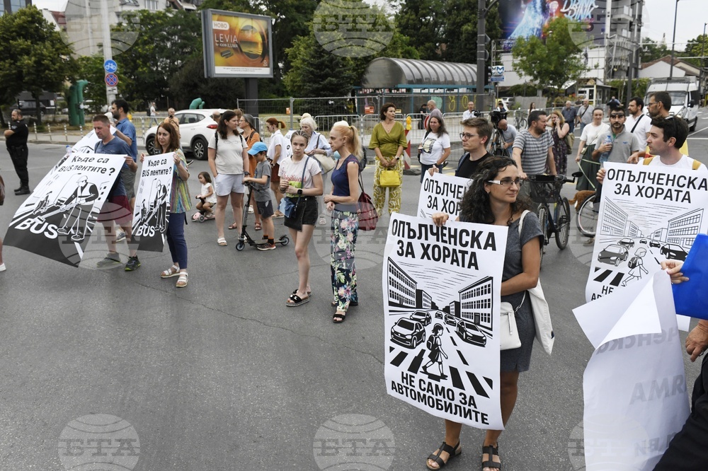Улица ,,Опълченска" - протест - ремонт
