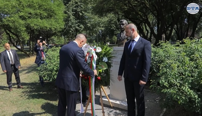 Президентът Румен Радев и българи, живеещи в Хърватия, почетоха делото на Иван Вазов пред паметника на писателя в Загреб
