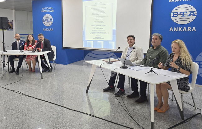 Изложба от афиши на пиеси на български драматурзи и представянето на новия кореспондент на БТА в Анкара събра огромен брой гости в пресклуба на БТА в турската столица 