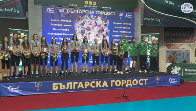Женският национален отбор по волейбол до 19 години, който спечели световната титла, се завърна в София