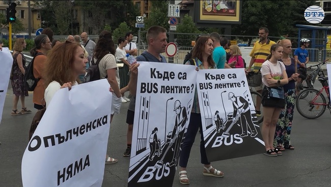 Недоволни жители от реконструкцията на ул. „Опълченска“ в София протестираха с искане за безопасни тротоари и велоалеи