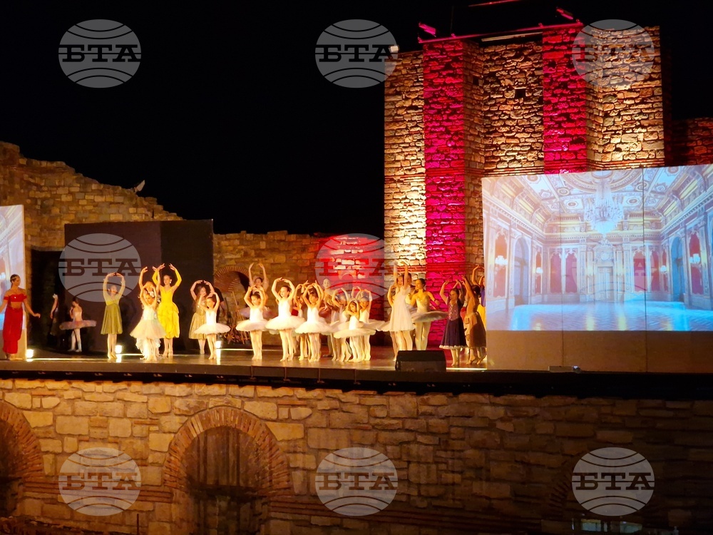 Над 50 деца и 12 танцуващи майки влязоха в образите на приказни герои в спектакъла „Хиляда и една картини“, изигран на Царевец във Велико Търново