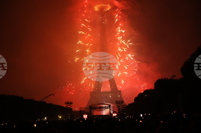 Концерт и заря, изстреляна от Айфеловата кула, отбелязаха националния празник на Франция в Париж 
