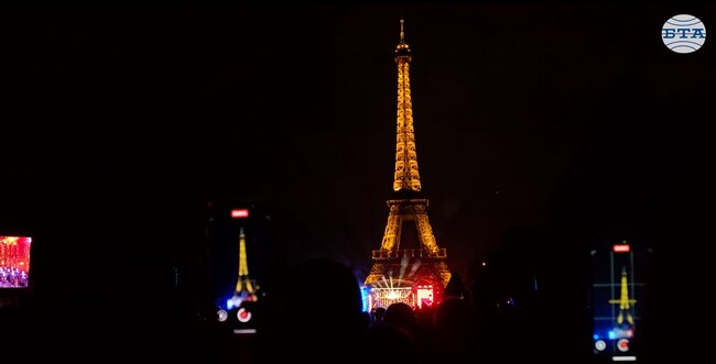 Концерт и заря, изстреляна от Айфеловата кула, отбелязаха националния празник на Франция в Париж