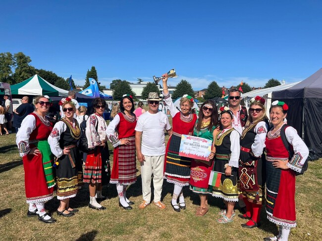 Българи получиха награда за „най-добра дефилираща група“ на карнавал в град Устър, Англия