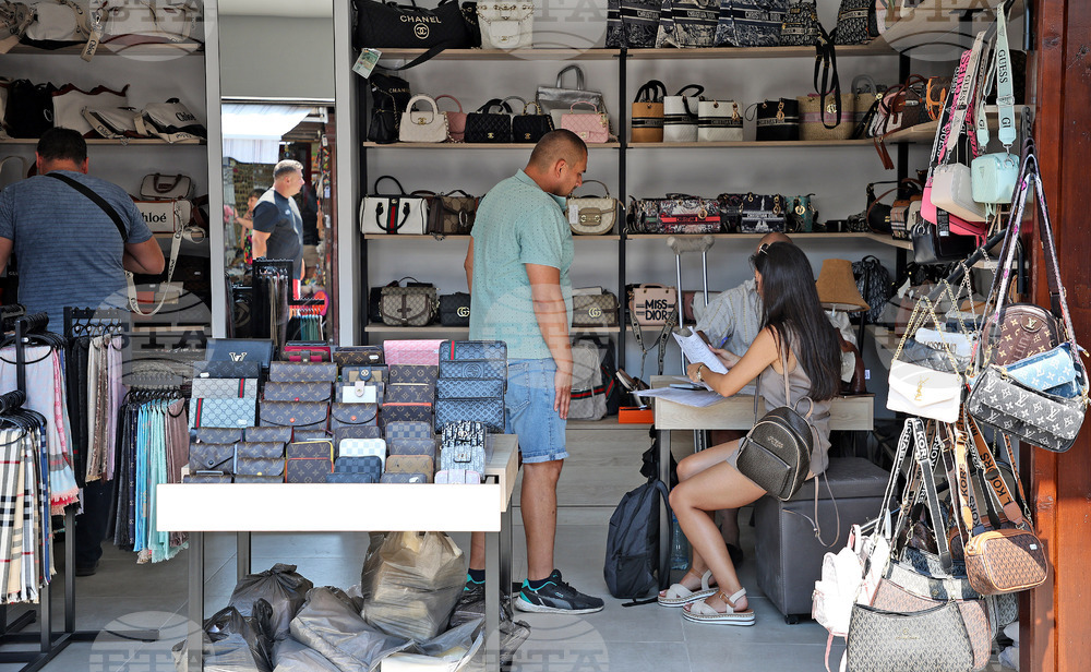 Съвместните действия между институциите са ключови за опазването на интересите на туристите, каза министър Боршош по повод проверките в "Златни пясъци"