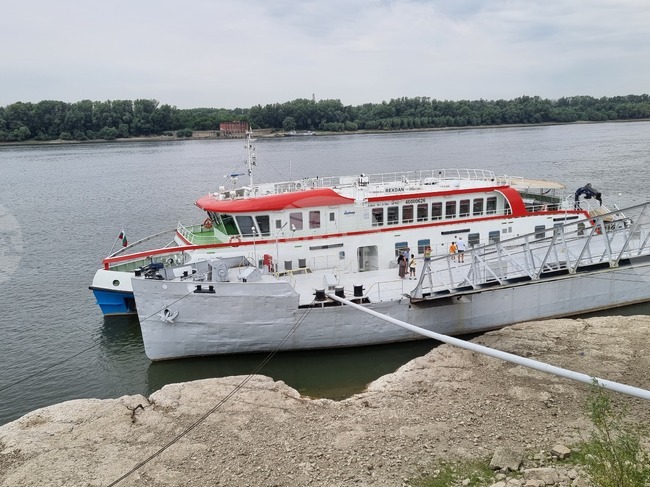 Изследователски кораб с девет лаборатории акостира край Русе