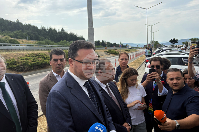 След влизането в сила на законовите промени, тол камерите ще следят движението в аварийните ленти, ще могат да се налагат и наказания, каза Даниел Митов